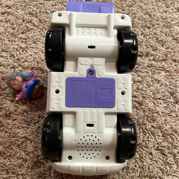 Fisher Price little people car with 3 people - Picture 5 of 6